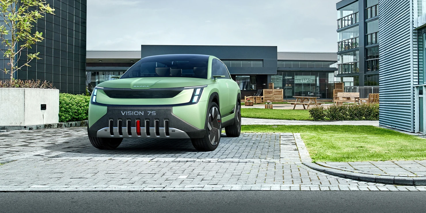 A green car parked in front of a building

Description automatically generated